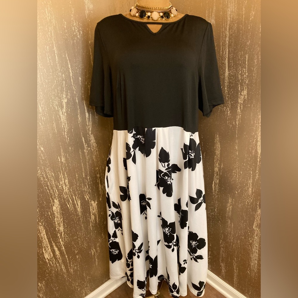 NWOT SHEIN Curve Elegant Black and White Floral Dress Size 4XL